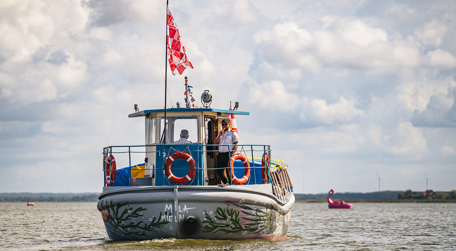 rejsy-mielno-po-jeziorze-jamno-waterfun